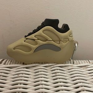 yeezy shoe glow in the dark airpod pro case